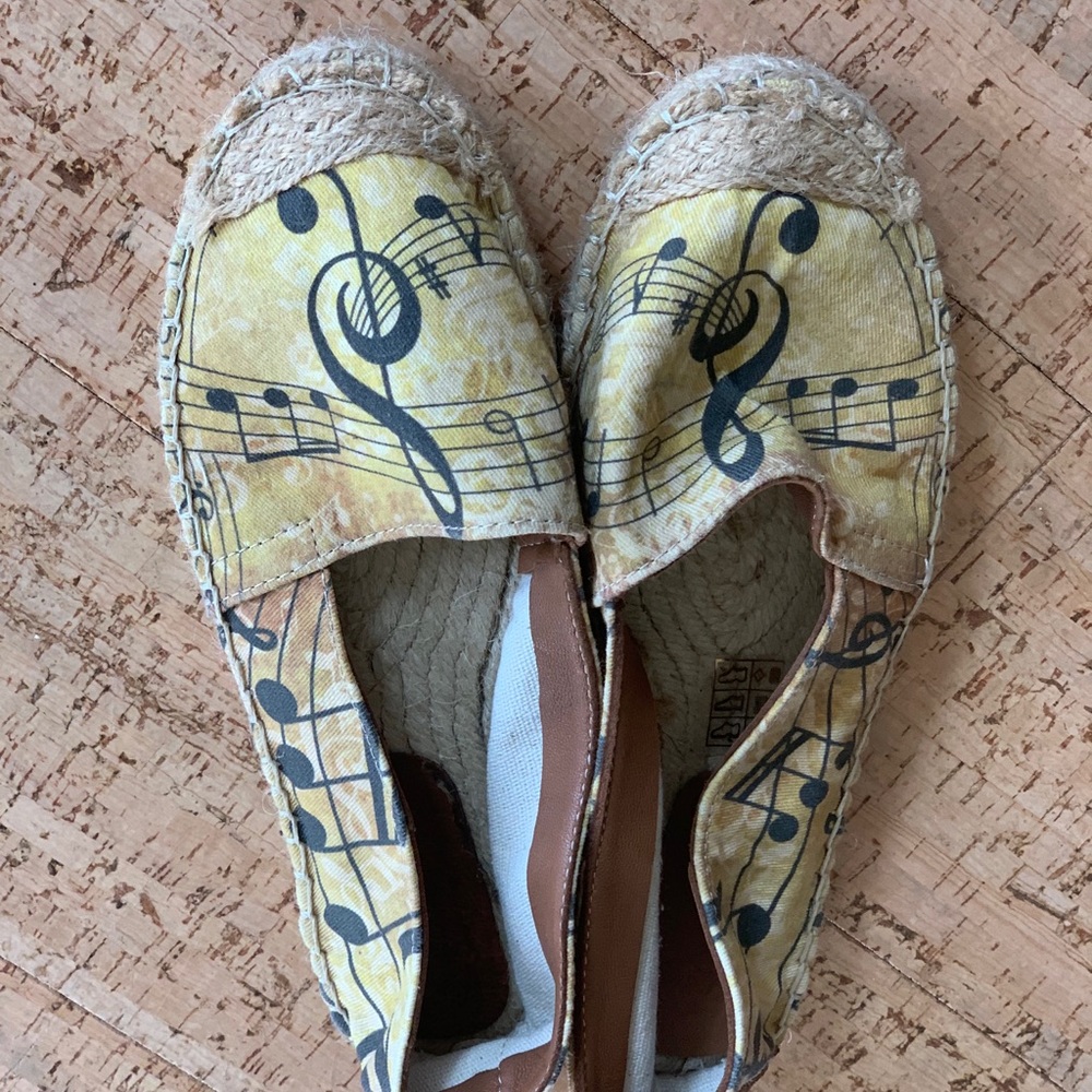 Woman’s shoes with a musical motive
